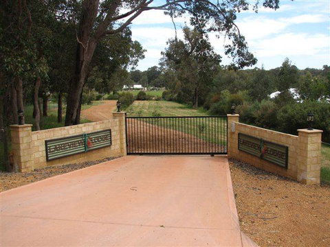 Lakeview Lodge - Sunshine Coast Tourism 4