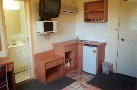 Lodge Motel - Sunshine Coast Tourism 0