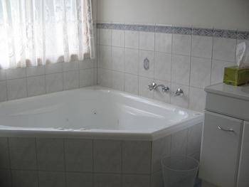 Macburn Self Contained Cottages, Dog Friendly - Holiday Sunshine Coast 0