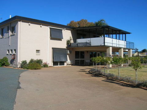 Mayfair Motel - Holiday Sunshine Coast 4