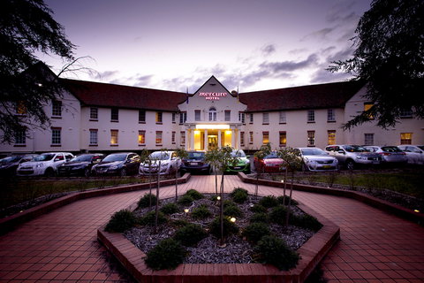 Mercure Canberra - Sunshine Coast Tourism 5