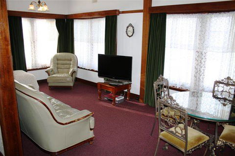 Motel Mayfair On Cavell - Sunshine Coast Tourism 1
