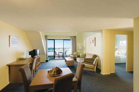 Oaks Waterfront Resort - Holiday Sunshine Coast 0