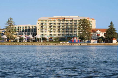 Oaks Waterfront Resort - Holiday Sunshine Coast 2