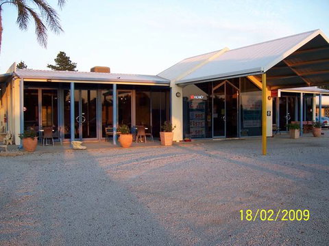 Paddle Steamer Motel - Holiday Sunshine Coast 1
