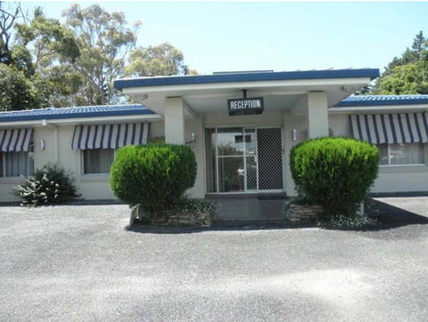Pine Lodge Motel - Sunshine Coast Tourism 1