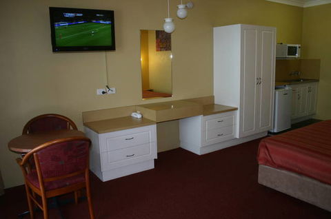 Port Aloha Motel - Sunshine Coast Tourism 4