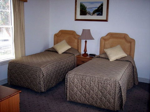 Ross Motel & Caravan Park - Sunshine Coast Tourism 1