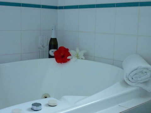 Sapphire Waters Motor Inn - Sunshine Coast Tourism 4