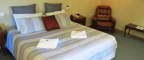 Sisleys Motel - Sunshine Coast Tourism 0