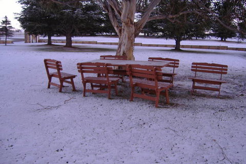 Snowy Mountains Motel - Sunshine Coast Tourism 0