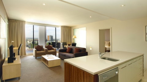 Oaks Embassy Hotel - Sunshine Coast Tourism 6