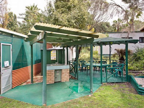 Acclaim Pine Grove Holiday Park - Sunshine Coast Tourism 6