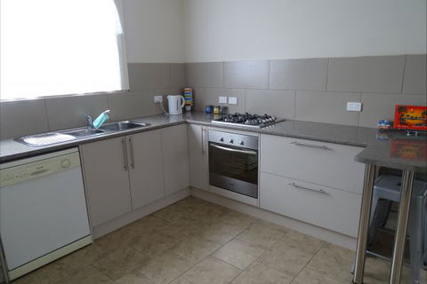 Silver Hill Townhouse - Holiday Sunshine Coast 13