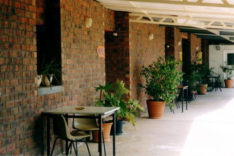 The Lookout Cave Underground Motel - Holiday Sunshine Coast 1