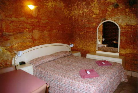 The Lookout Cave Underground Motel - Holiday Sunshine Coast 2