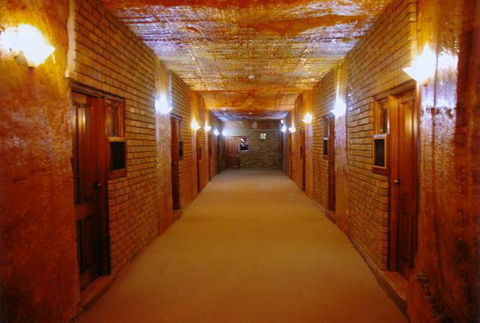 The Lookout Cave Underground Motel - Holiday Sunshine Coast 3