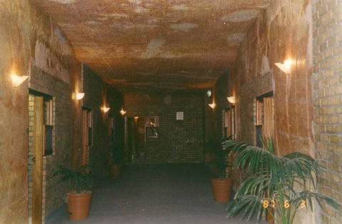 The Lookout Cave Underground Motel - Holiday Sunshine Coast 4