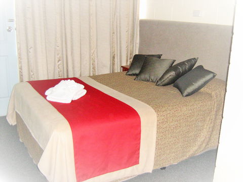 Warren Motor Inn - Holiday Sunshine Coast 1