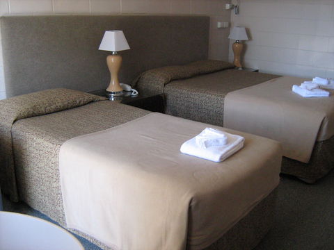 Warren Motor Inn - Holiday Sunshine Coast 7