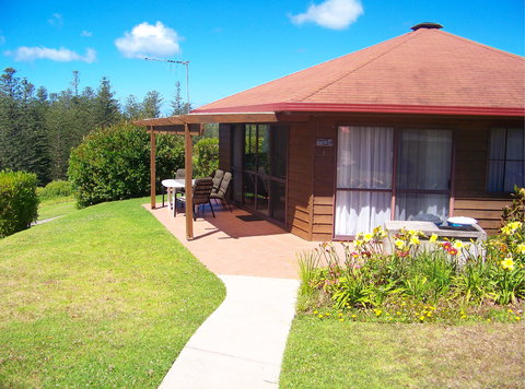 Whispering Pines - Sunshine Coast Tourism 0