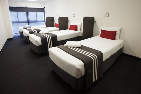 Y Hotel Hyde Park - Holiday Sunshine Coast 10