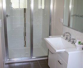 Bowlo Holiday Cabins - Holiday Sunshine Coast 5