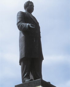 Piesse Memorial Statue - Holiday Sunshine Coast 0