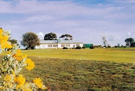 Lucindale Country Club - Holiday Sunshine Coast 0