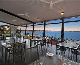 Pee Wee's At The Point - Holiday Sunshine Coast 0