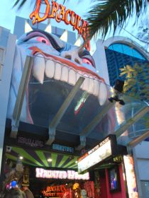 Draculas Haunted House - Sunshine Coast Tourism 0