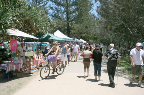 Broadbeach Beachfront Markets - Sunshine Coast Tourism 5