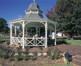 Muir House Art Gallery - Holiday Sunshine Coast 0