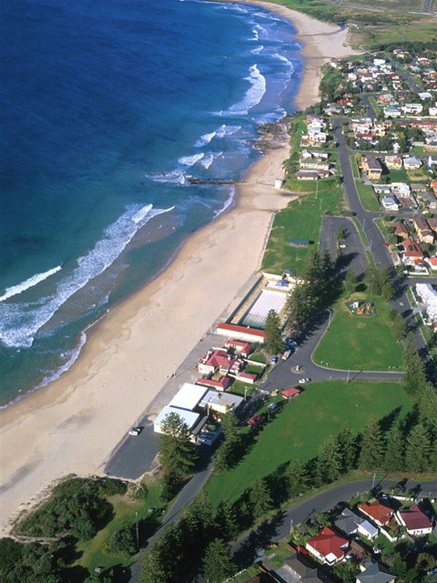 Thirroul Beach - Sunshine Coast Tourism 0