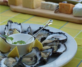 Oyster Shed On Wray Street - Holiday Sunshine Coast 0