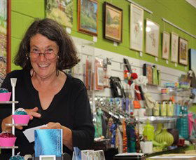 Artists On Parade Art Gallery - Holiday Sunshine Coast 0