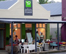 Artists On Parade Art Gallery - Holiday Sunshine Coast 1