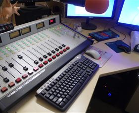 Peak Hill FM Community Radio Station - Holiday Sunshine Coast 0