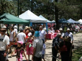 Broadbeach Art And Craft Markets - Holiday Sunshine Coast 3