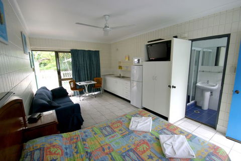 Tropical Palms Inn - Sunshine Coast Tourism 1