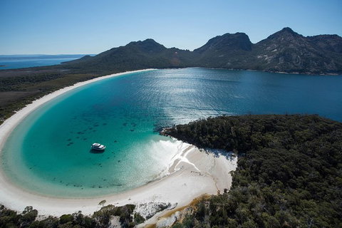 Wineglass Bay Cruise From Coles Bay - Sunshine Coast Tourism 0