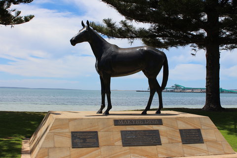 Makybe Diva Statue - Holiday Sunshine Coast 0
