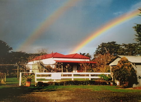 Stefani Hilltop Gallery - Holiday Sunshine Coast 0