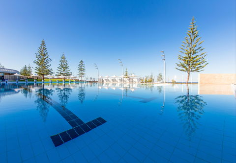 Scarborough Beach Pool - Sunshine Coast Tourism 0