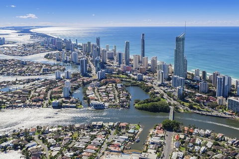 Gold Coast Airport Transfers : Airport OOL To Gold Coast City In Luxury Car - Sunshine Coast Tourism 4