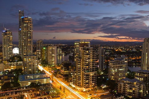Gold Coast Airport Transfers : Gold Coast City To Airport OOL In Luxury Car - Sunshine Coast Tourism 5