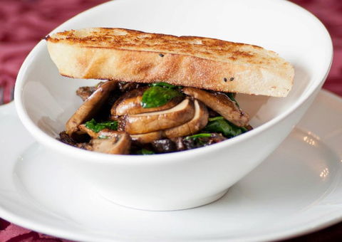 Coopers Colonial Motel & Rhys's Restaurant - Sunshine Coast Tourism 3