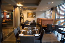 Monsoons Restaurant And Party Bar - Holiday Sunshine Coast 2