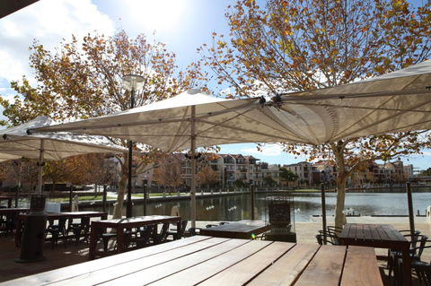 The Royal On The Waterfront - Holiday Sunshine Coast 0