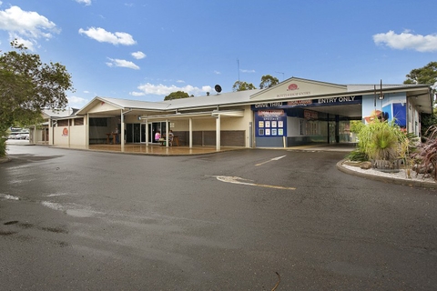 Lakeside Village Tavern - Sunshine Coast Tourism 3